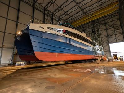 Catamaranen Elsa Laula Renberg på land inne i verkstedhallen
